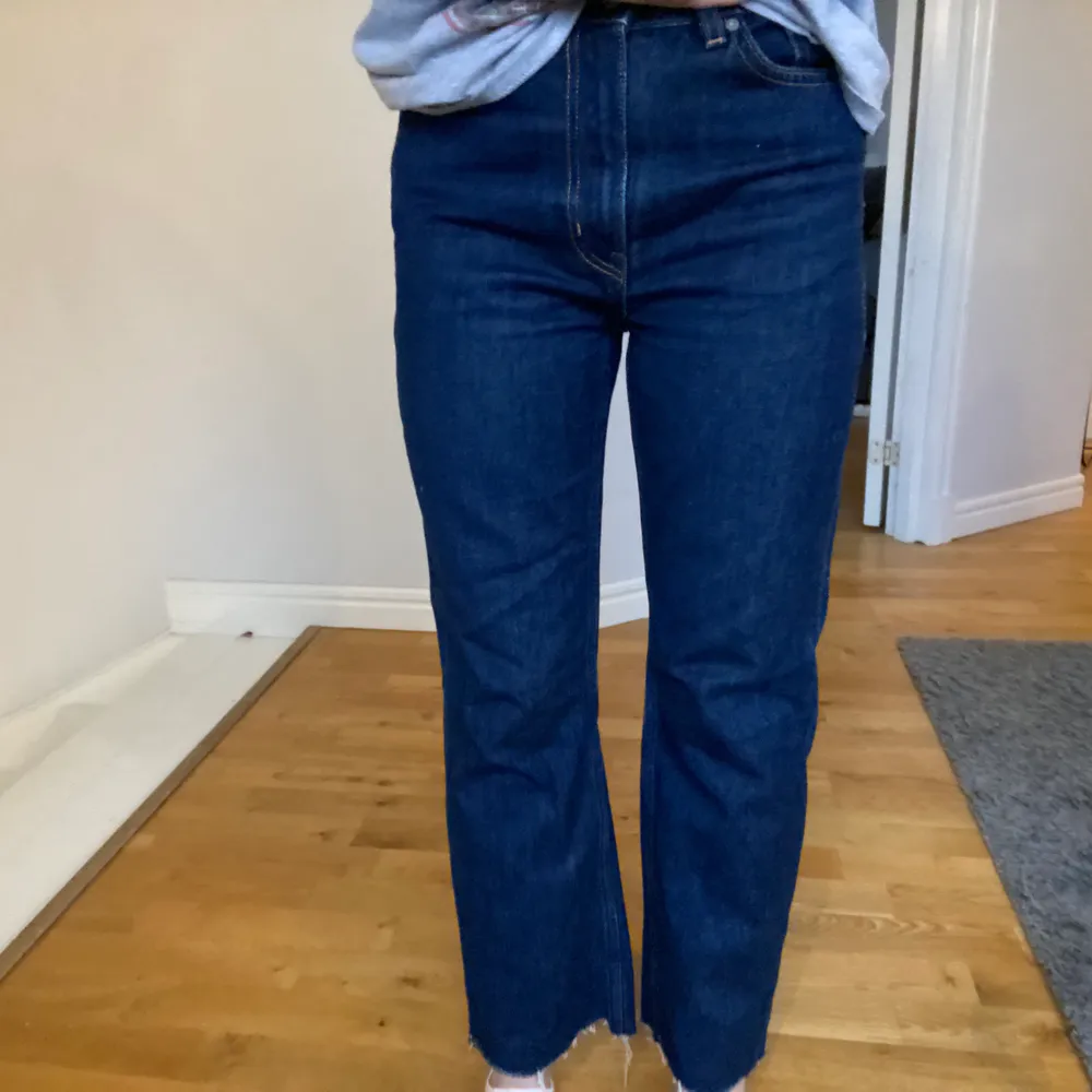 Weekday jeans i modellen voyage som jag klippt av nertill. Frakten ingår i priset. Jag är vanligtvis en storlek 36. Jeans & Byxor.
