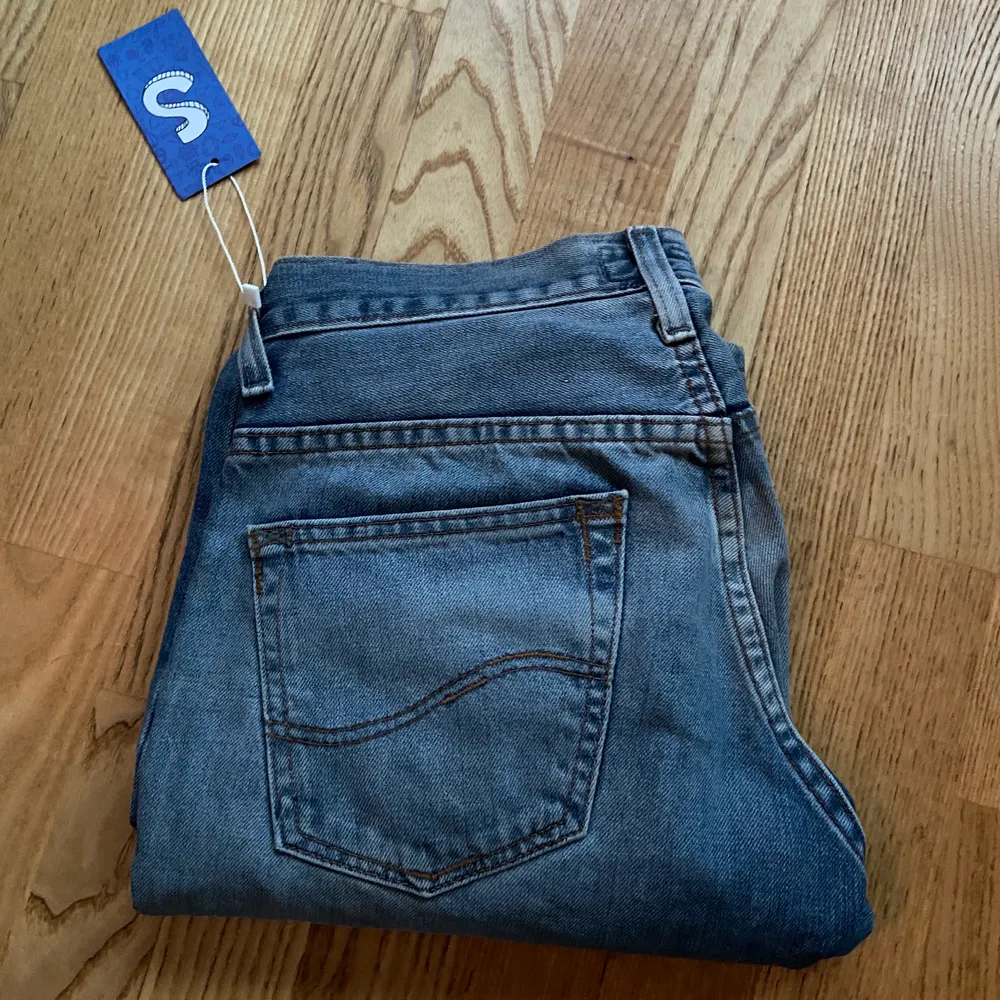 Säljer dessa sjukt snygga lee jeans från sellpy då de tyvärr inte passade mig🥰. Jeans & Byxor.