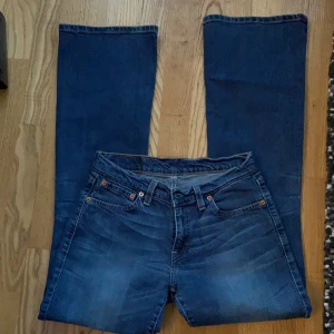 Levis jeans - Säljer dessa sjukt snygga Levis jeans jag köpt från sellpy då det ej riktigt passade mig, dom är lågmidjade och lite bootcut och så sjukt snygga