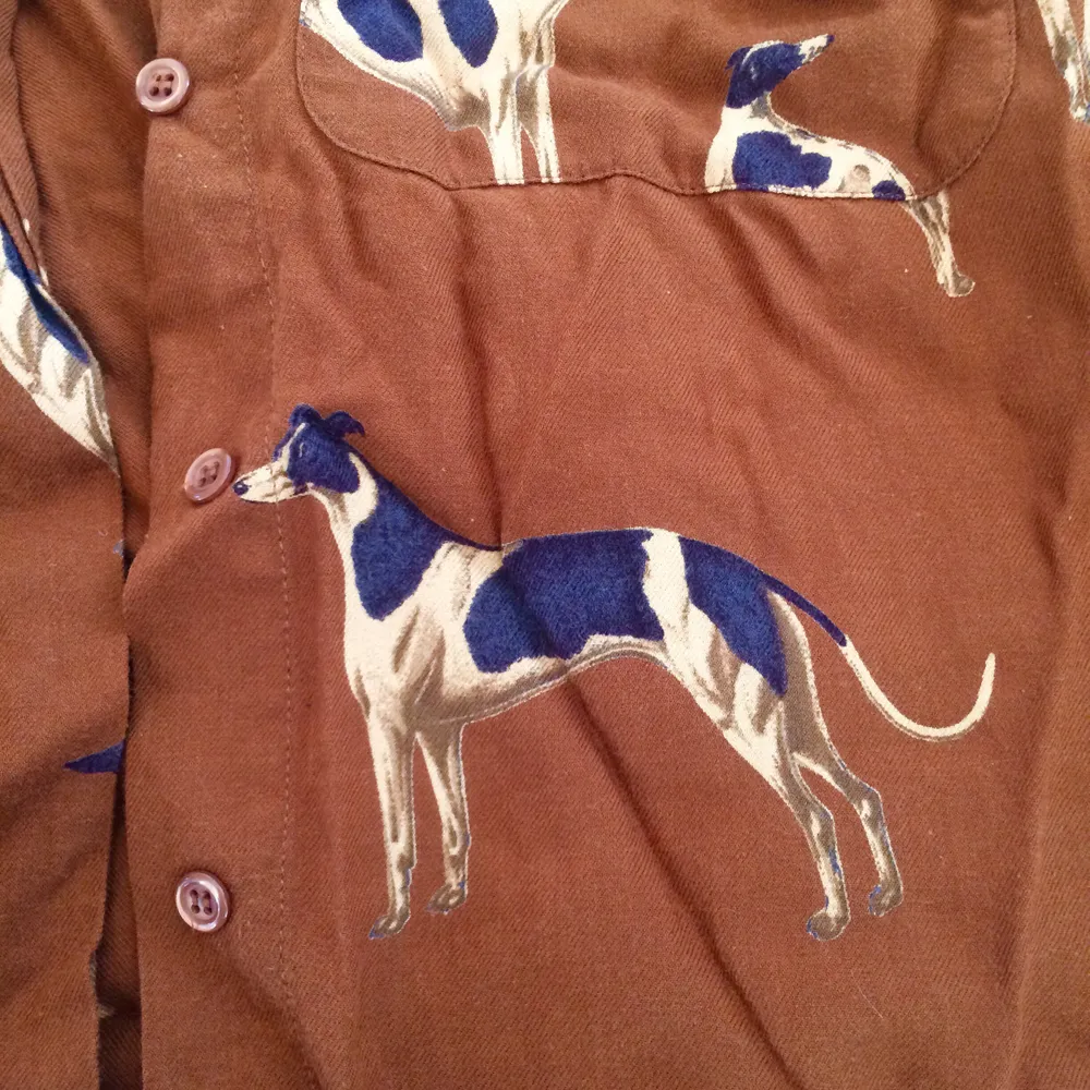 Superfin vintage skjorta med hundmotiv, storlek M. Blusar.