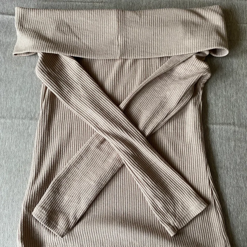 Säljer min super snygga beigea ”offshoulder” tröja från Gina tricot i strl S, som kan användas till både vardag och fest.. Tröjor & Koftor.