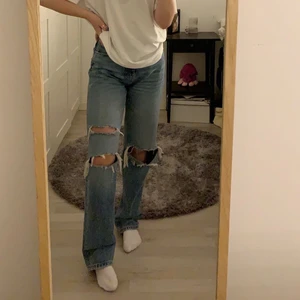 Gina tricot 90s high waist jeans - Säljer nu mina blåa jeans från Gina tricot då de blivit för stora. Köpte för 599kr i somras. Jeansen är i mycket bra skick i storlek 34. Jag själv är 160 cm och de blir prefekt längd med skor. Hör gärna av er om det finns mer frågor!💕
