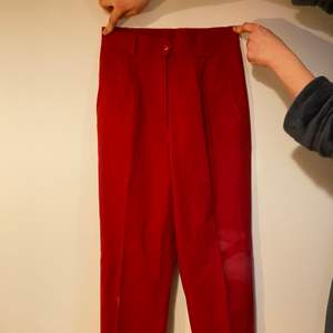 Röda kostymbyxor med hög midja, lös och rak passform. Strl 36. För små för mig därför säljer jag❤️
