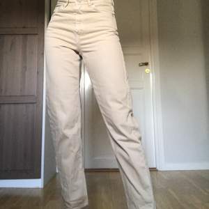 Mom-jeans från weekday i modellen ”lash” 💕 är 173 cm lång ❣️