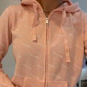 Champion kofta rosa - Super fin Champion kofta, knappt använd💖 nypris ca 400, säljer för 150kr men pris kan diskuteras💖