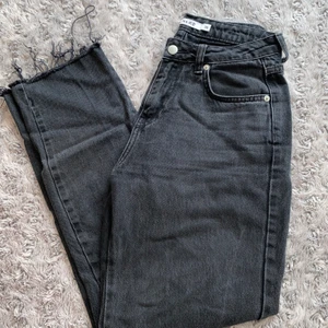Jeans från NA-KD - Svarta jeans (urtvättad svart vilket är meningen) från NA-KD i storlek 38 men jag skulle säga att det snarare är en 34-36 då min normala storlek är 38 och dessa jeans är för små för mig. Dom är använda men är i bra skick. Har hål på båda knän och är avklippa nertill. Det är så orginal fiten är så inget som jag har gjort själv. ✨