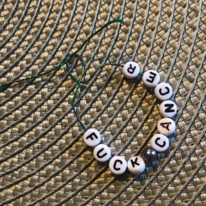 Armband  - Hej säljer detta armband som kostar 20kr plus 10kr frakt