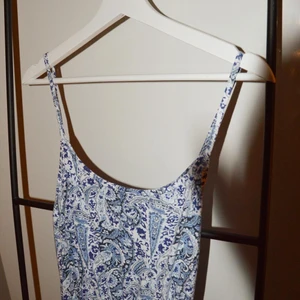 Långklänning 🤍 - En blå mönstrig sommarklänning i storlek xs🤍 super fin