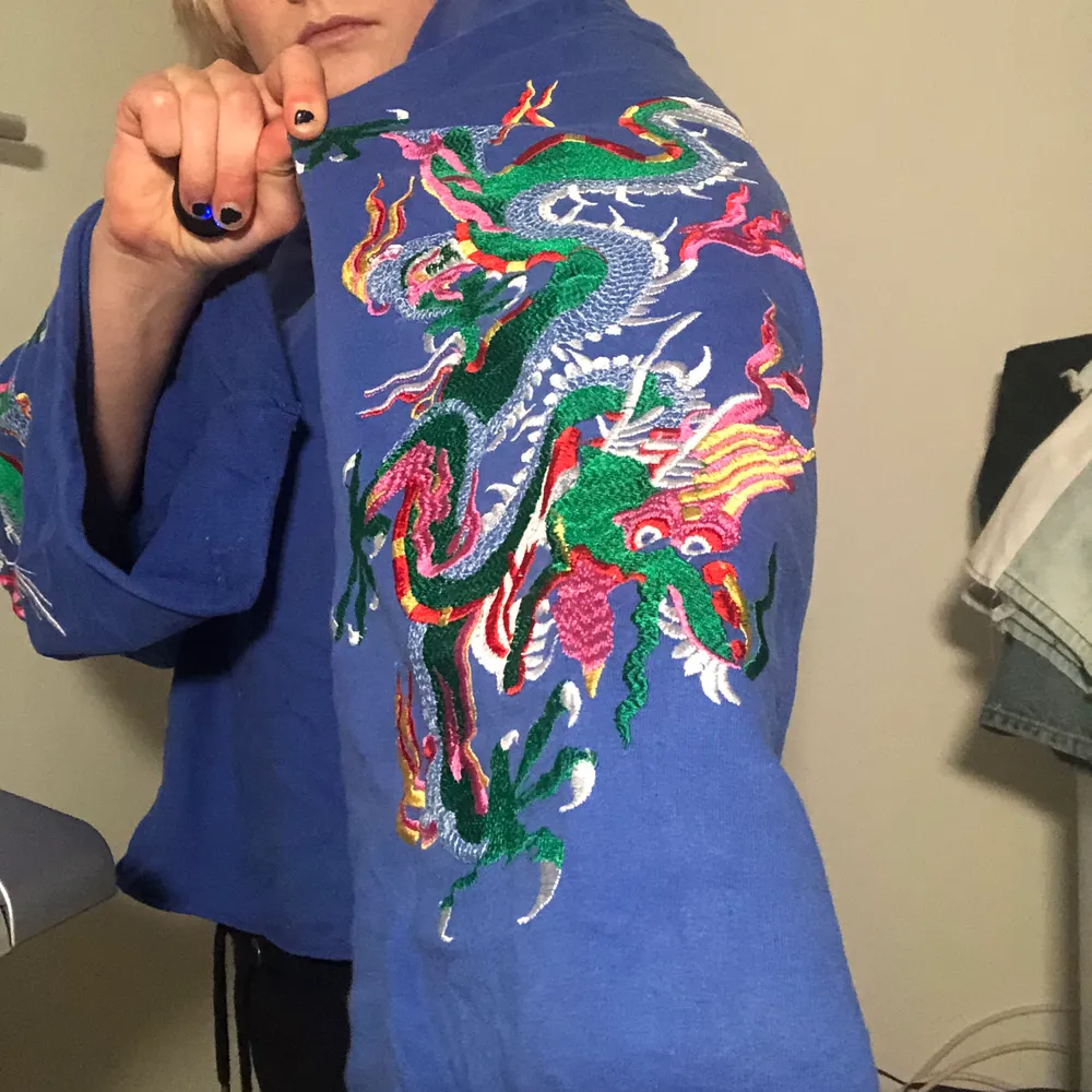 Kon blå tröja med kimono armar och broderade detaljer. Mycket gott skick. Färgen är lite starkare i verkligheten. . Tröjor & Koftor.