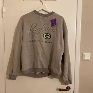 Vintage grå crew neck  - Endast använd på bild och testad innan, kommer inte ihåg vad den köptes för. Frakt 62kr
