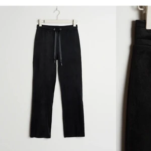 Mjukisbyxor <3 - 🤍säljer dessa svarta mjukisbyxor från Gina så dom aldrig används av mig längre. Köpare står för frakt,, skriv för fler bilder eller frågor <33