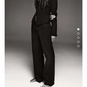 Zara Jeans med hög midja vida ben - Populära slutsålda vida jeans med hög midja från Zara. Storlek 34!  Beställde för två veckor sedan, men var lite tighta vilket jag inte gillar. Tappade bort retur lapp och går därför inte att skicka tillbaka.