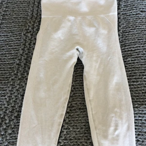 Seamlesstights  - Superfina träningstights i strechigt material. De är en liten storlek L, som passar M. De är oanvända då de är för stora för mig som är en xs/s. De har även en söm på baksidan som framhäver rumpan!