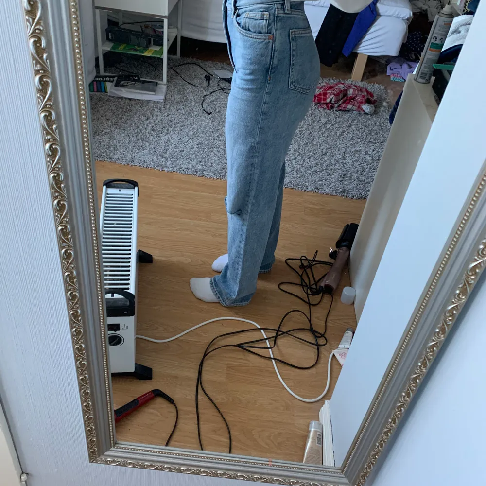 Säljer dessa super snygga jeans i modellen taiki från monki! Då jag inte använder dessa samt är lite långa på mig som är 158 så säljer jag de. Är använda 1 gång så gott som nya! Tar emot swish och köparen står för frakt!. Jeans & Byxor.