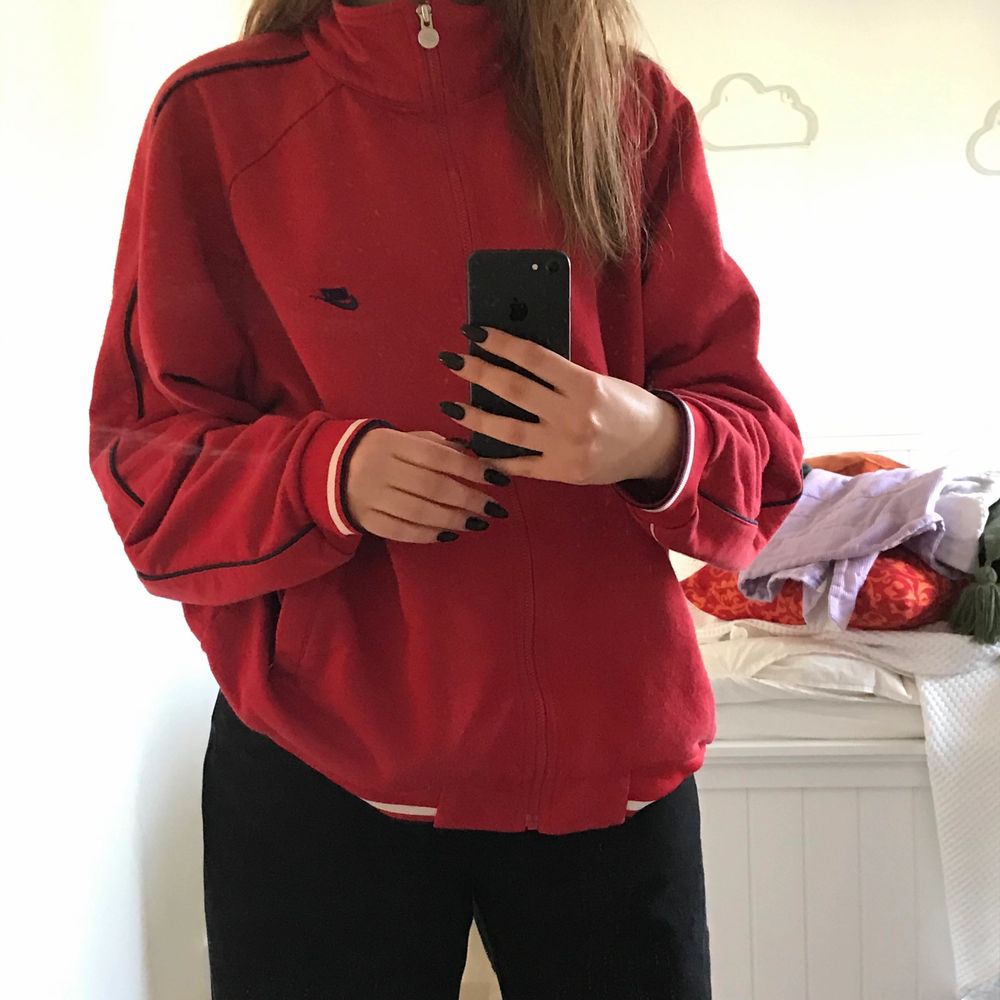 En as snygg röd Nike zip-up oversized kofta som är thriftad. Riktig baggy, but super cute!!! Köparen står även för frakt❤️❤️. Huvtröjor & Träningströjor.