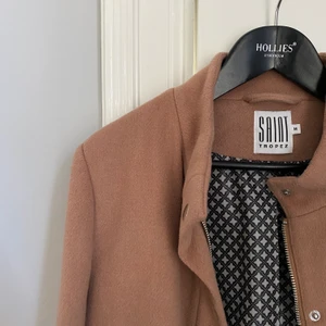 Saint tropes beige kappa  - Snygg vår kappa i beige/kamel färg. Orginalpris 1499 och i mycket bra skick. 