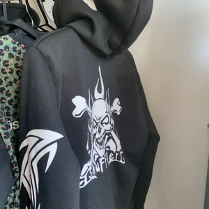 hoodie med tryck - Snygg hoodie, storlek M! Bra tryck och condition. Vintage skick, aldrig använd av mig :)