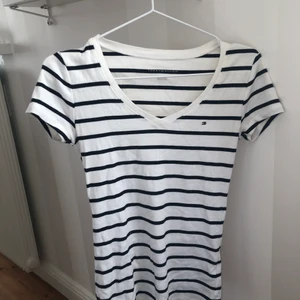 Tommy Hilfiger t shirt - Säljer denna otroligt sköna och fina Tommy Hilfiger t shirt pga för lite användning!☺️