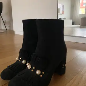 Boots med pärlor 