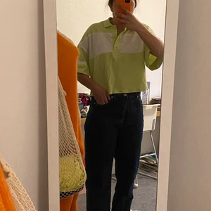 Cool Piké - En limegrön piké tröja från Monki, endast använd ett par gånger. Storlek S men oversized.