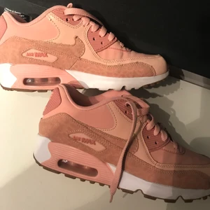 Nike Air Max - Skitsnygga skor köpta i USA för två år sedan, kom inte till användning då dem var för små. Skorna är i storlek 37,5 men jag vill säga att dem sitter mer som 37. Skorna har inga märken eller liknande då dem endast varit testade. Vid högt intresse blir de budgivning 💗💗 köparen står för frakten.
