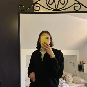 Sweatshirt weekday strl S - Säljer denna supersköna sweatshirten från Weekday i storlek S. Den är från killavdelningen så sitter bra på mig som är S/M. Den är knappt använd så känns som ny! 