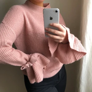 Stickad tröja Papaya stl S - Ljusrosa stickad tröja med knyten i ärmarna. Sparsamt använd så plagget är i mycket gott skick! Kan mötas upp i Stockholm alternativt frakta (frakt ingår i priset)😊💕