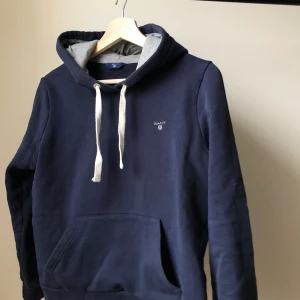 Gant hoodie Stl 36 - Mörkblå Gant hoodie. Mycket bra skick (knappt använd). Kan mötas upp i Stockholm alternativ frakta (frakt ingår i priset) 😊💘