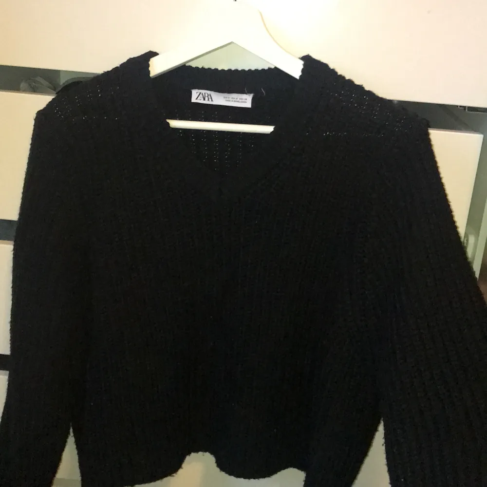 super fin stickad sweater med mysigt material som är djupt v-ringad från Zara! köparen står för frakt! . Stickat.