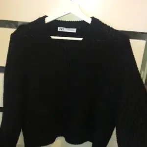 super fin stickad sweater med mysigt material som är djupt v-ringad från Zara! köparen står för frakt! 