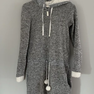 Overall - Supermysigt overall som är fluffig och varmt på insidan. Storlek är xs men den är mycket större. Om man är stor så kommer den passa med xs