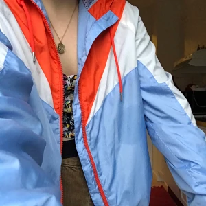 Trendig vindjacka - Blockfärgad vindjacka som passar perfekt nu till våren☀️ Knappt använd och i toppskick, först till kvarn!💙 