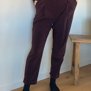 COS byxor, vinröda strl 34 strl 36 - Angiven strl 34. Något stor i storleken så passar mig som vanligtvis har strl 36. Knappt använda och köpta för 790kr. Väldigt skönt material som knappt blir skrynkligt 