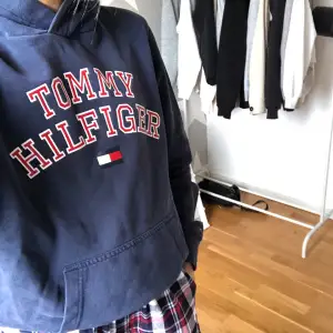 Supersnygg Tommy hilfiger hoodie, säljer då den aldorg kommer till användning. 150ink frakt eller buda 🤩😌👌🏼🥰Jag har strl xs i vanliga fall å denna är 170 i barnstorlek