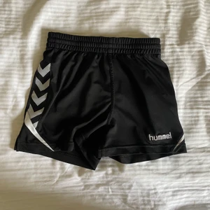 Svarta hummel shorts - Svarta hummel shorts. Bra skick!