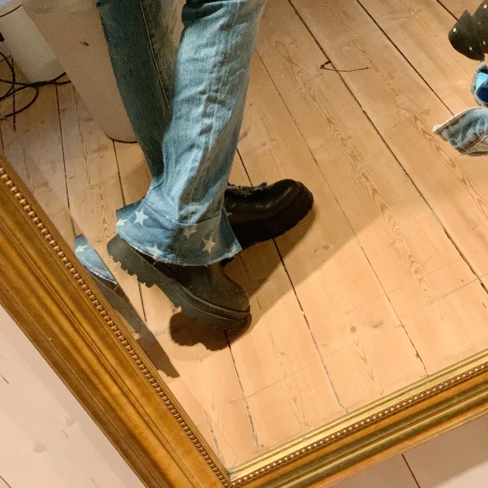 Säljer dessa sjukt snygga jeans med egenpåsydda fickor samt slits! Dessa är lite stretchiga och sitter så bra, och passar till absolut allt! Kan mötas upp i Stockholmsområdet eller frakta!. Jeans & Byxor.