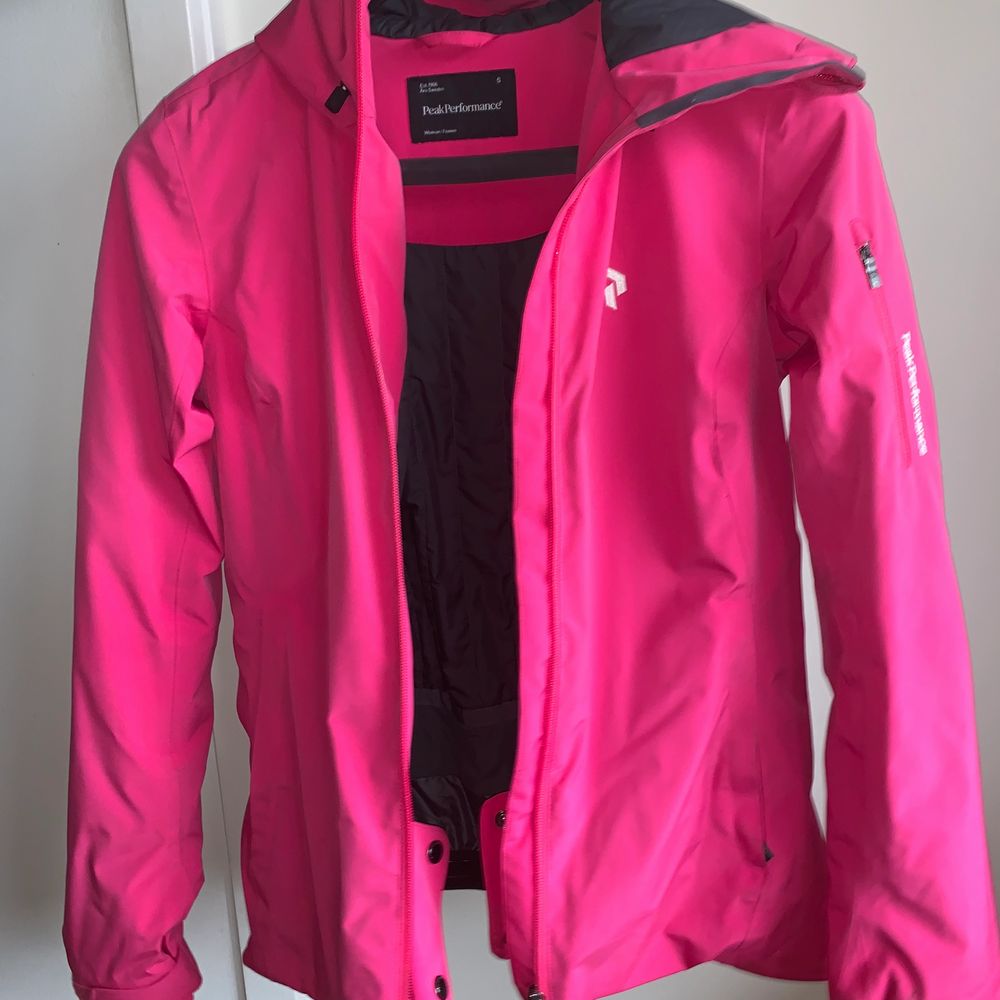 Säljer min rosa peakperformance jacka. Ser helt ny ut inga skador eller så. Kan användas som skidjacka också! Priset kan diskuteras!. Jackor.
