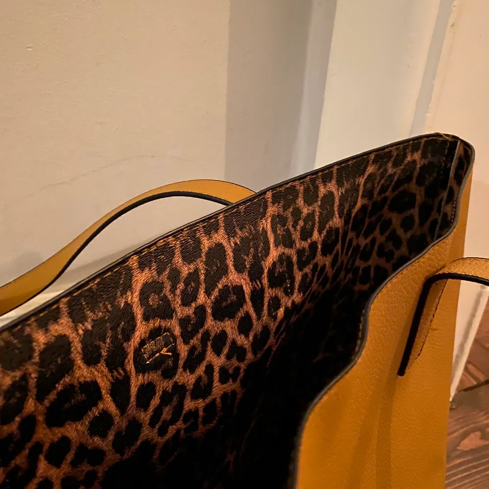 Snygg väska med leopard mönster inuti! Superbra storlek får plats med dator, böcker och mer. Behöver tyvärr sälja då den inte längre får plats i garderoben. . Väskor.