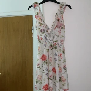 Blommig sommar  klänning  - Ej använd