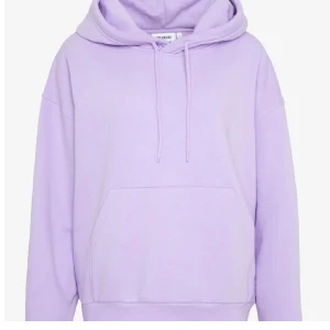 Lila hoodie  - Säljer min lila hoodie från Weekday i strl XS, men sitter oversized. Använd ca 2 gånger alltså i bra skick. Frakt tillkommer på 66kr (spårbar)