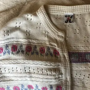 Supersöt stickad cardigan med blommigt tryck, storlek M men passar upp till XL