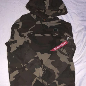 Hej en jätte fin alpha hoodie i st L  - Hej säljer denna fina alpha hoodien🤍Bra skick och Passar som M-L skulle jag säga. Den är äkta skriv för mer bilder eller information. Nypris: 1000kr Mittpris: 400kr 
