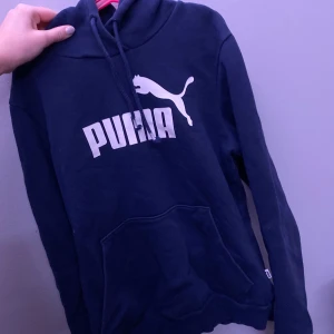 Marin blå puma tröja  - Är osäker om jag vill sälja denna fina så hör av er om ni är intresserade och buda, jätte fin o bekväm storlek M men sitter med som en S🤍