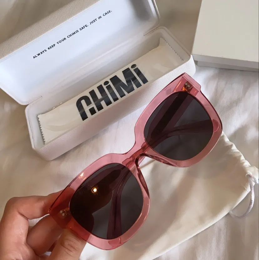 Säljer mina solglasögon från Chimi Eyewear i modellen #008 färgen Guava. Använda 2-3 ggr och är i felfritt skick, nypris 999:- . Accessoarer.