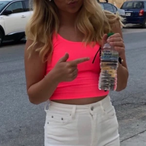 One shoulder topp - Neonrosa ribbat linne med one shoulder! Precis som nytt! Frakt tillkommer