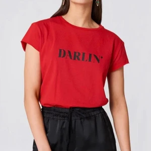 Nakd T-shirt  - Röd nakd T-shirt i nytt skick