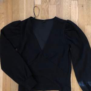 Jätte fin svart tröja som är mer uppklädd en än vanlig tröja. Storlek S men passar även M. Kontakta vid frågor eller fler bilder💘 Aldrig använt!!!