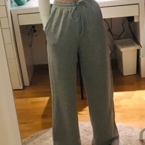 Grey sweatpants - Snygga och trendiga mjukisbyxor med vida ben, supersköna och kan enkelt stylas för att ha utomhus. Säljs då jag redan har ett par exakt likadana. Dom är i strl xs men passar även strl s. Skriv gärna vid funderingar🥰