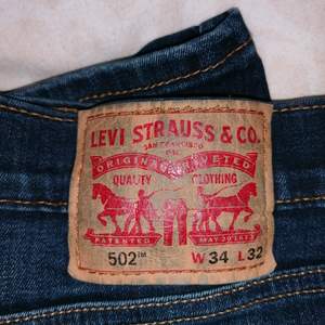 Hej säljer ett par levis jeans som är 2 gånger använda inga skador eller hål, har tappat bort kvittot storleken finns på bild. 