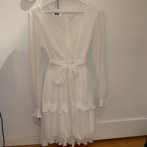 Dennis Maglic klänning, stl S - Dennis Maglic klänning i stl S men passar även XS, perfekt till skolavslutning eller student, enbart använd fåtal timmar för ett år sedan på en skolavslutning. Pris 200kr plus frakt